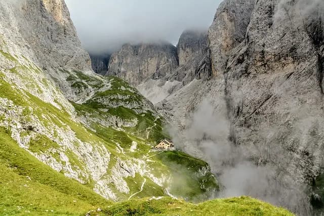 Les Meilleures Destinations pour des Escapades Actives en Montagne